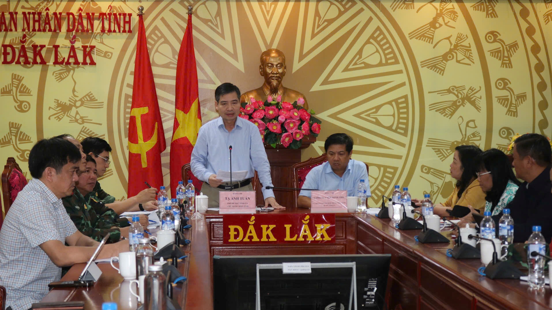 Thủ tướng chủ trì cuộc họp khẩn trực tuyến từ Algeria về ứng phó mưa lũ, thiên tai, cứu hộ, cứu nạn